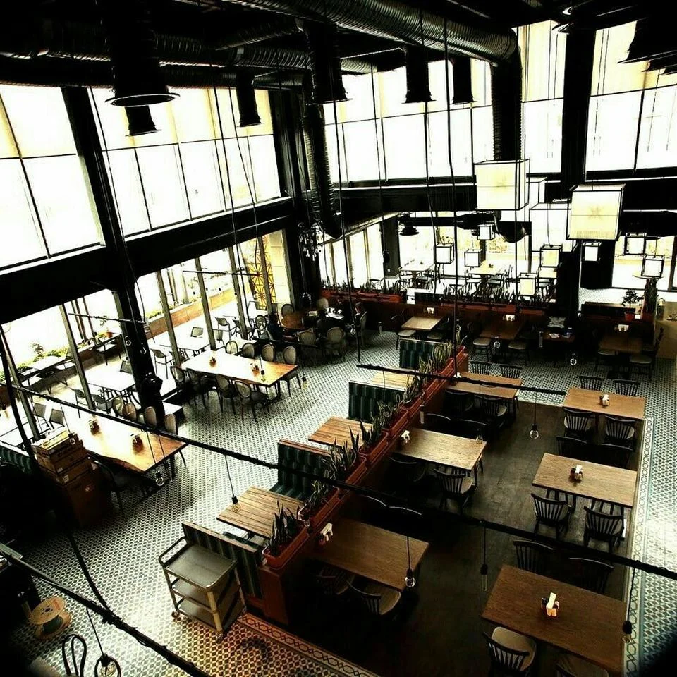 Kemal Koçak Steak House — Tokoz pedestal installation