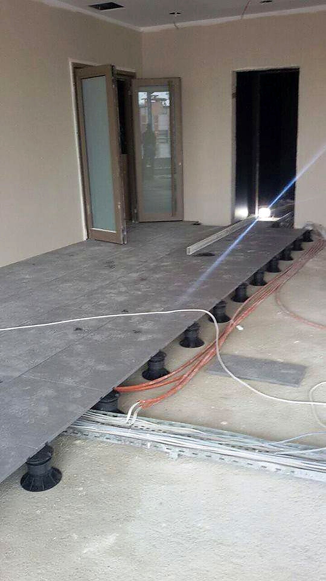 Avrupa Konutları — Tokoz pedestal installation