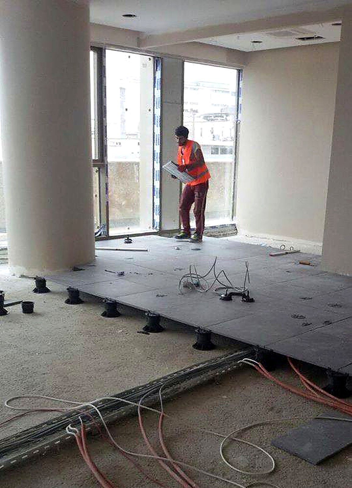 Avrupa Konutları — Tokoz pedestal installation