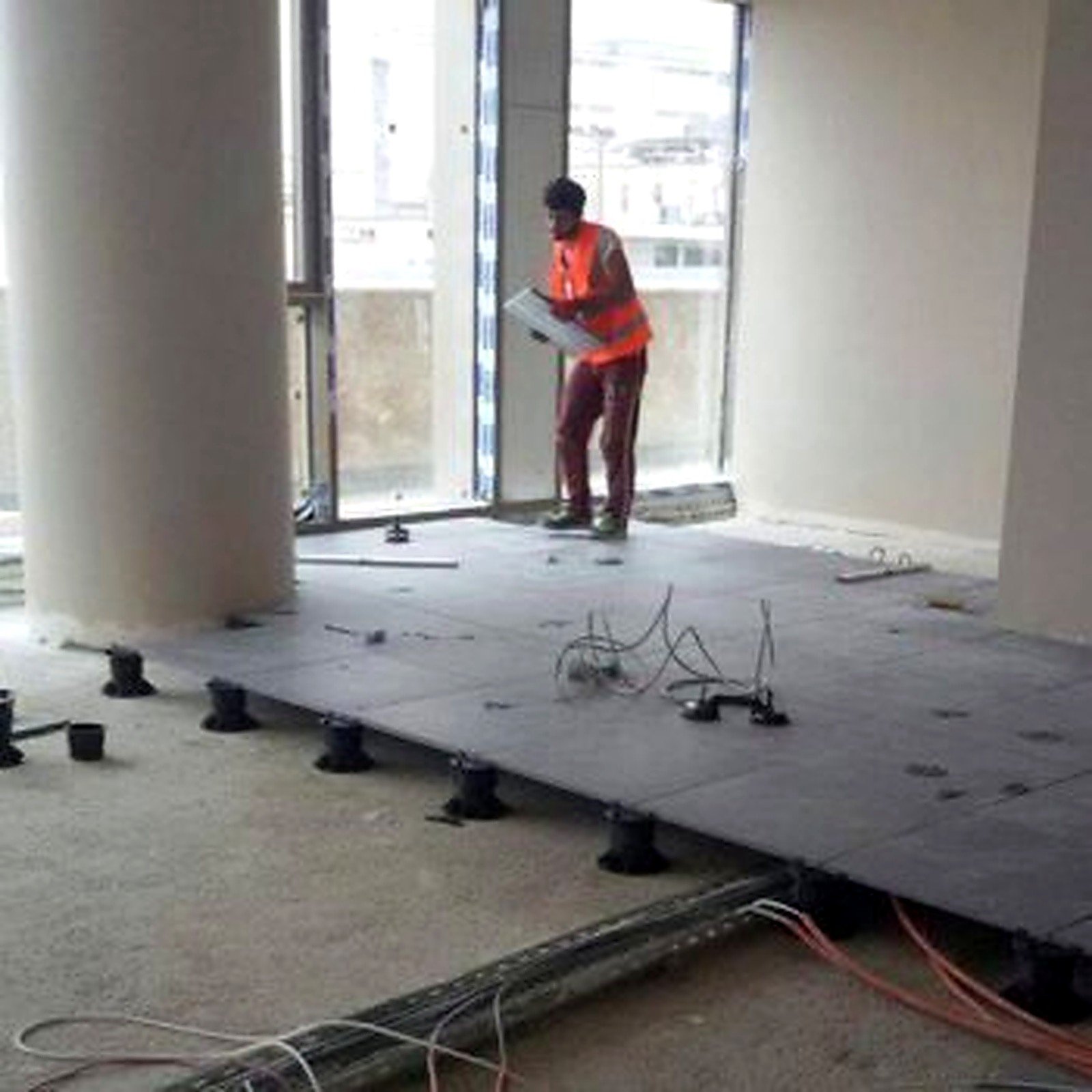 Avrupa Konutları — Tokoz pedestal installation