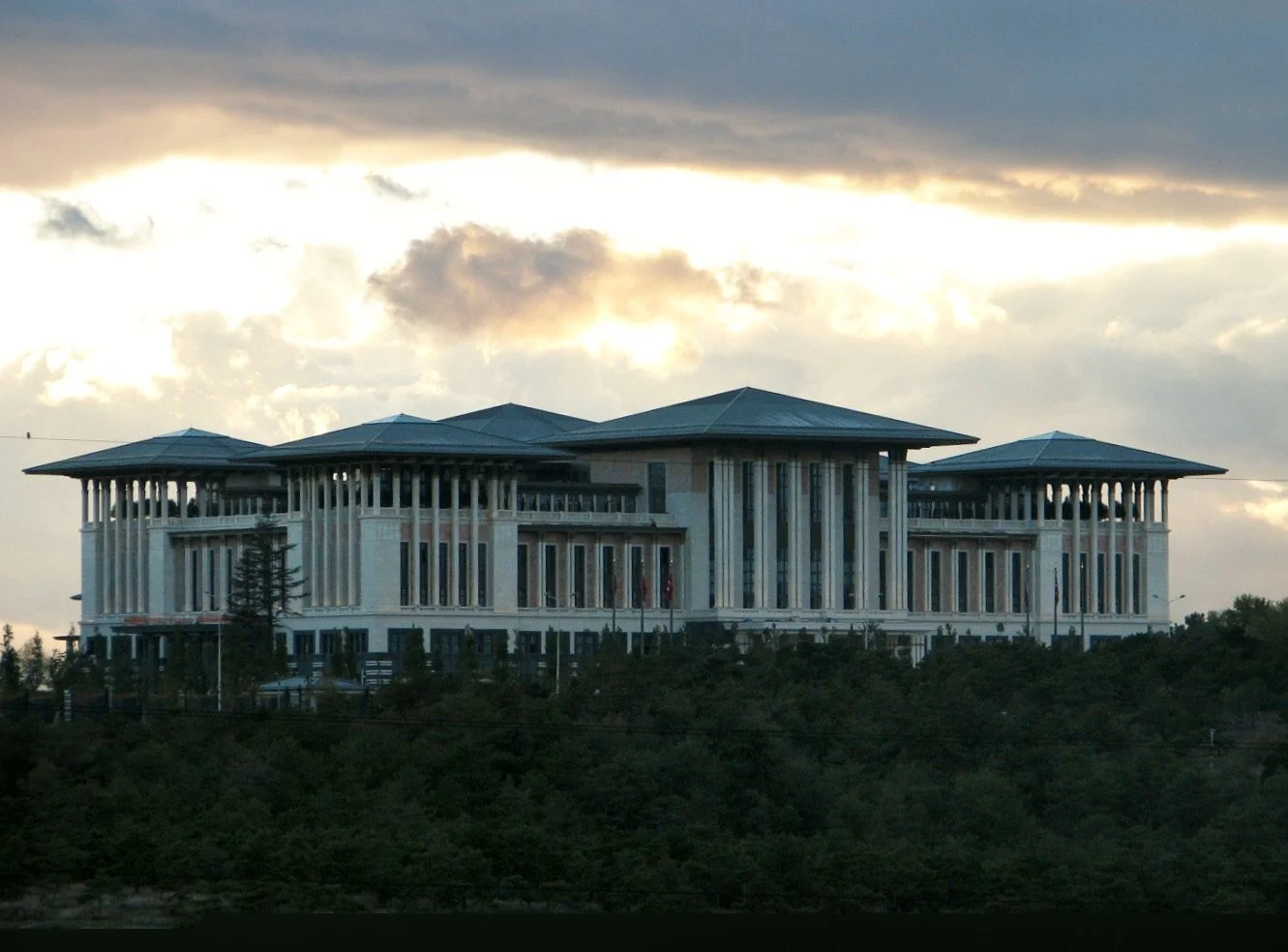 Cumhurbaşkanlığı Külliyesi — Tokoz pedestal uygulaması