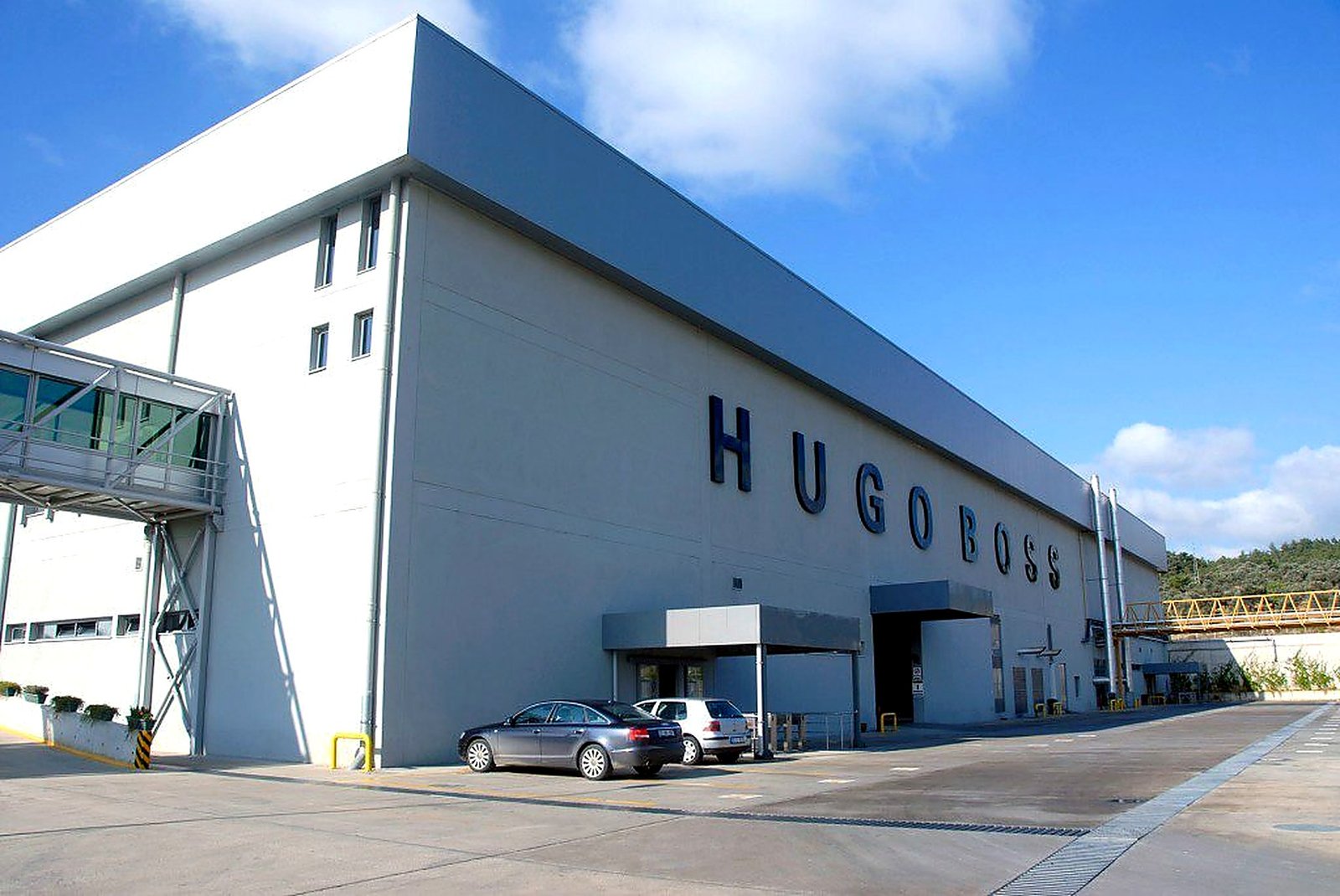 Hugo Boss Factory — Tokoz pedestal installation