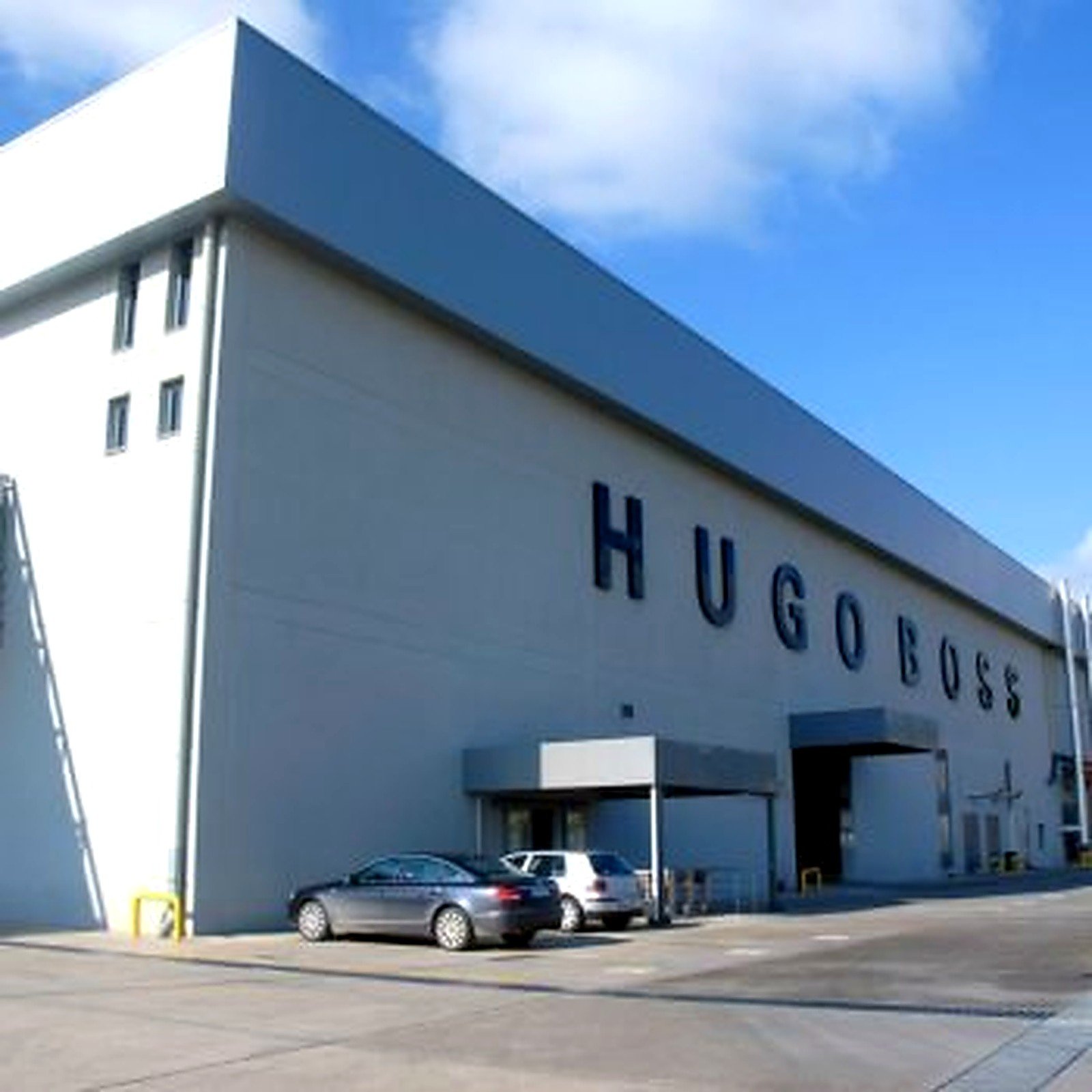 Hugo Boss Factory — Tokoz pedestal installation