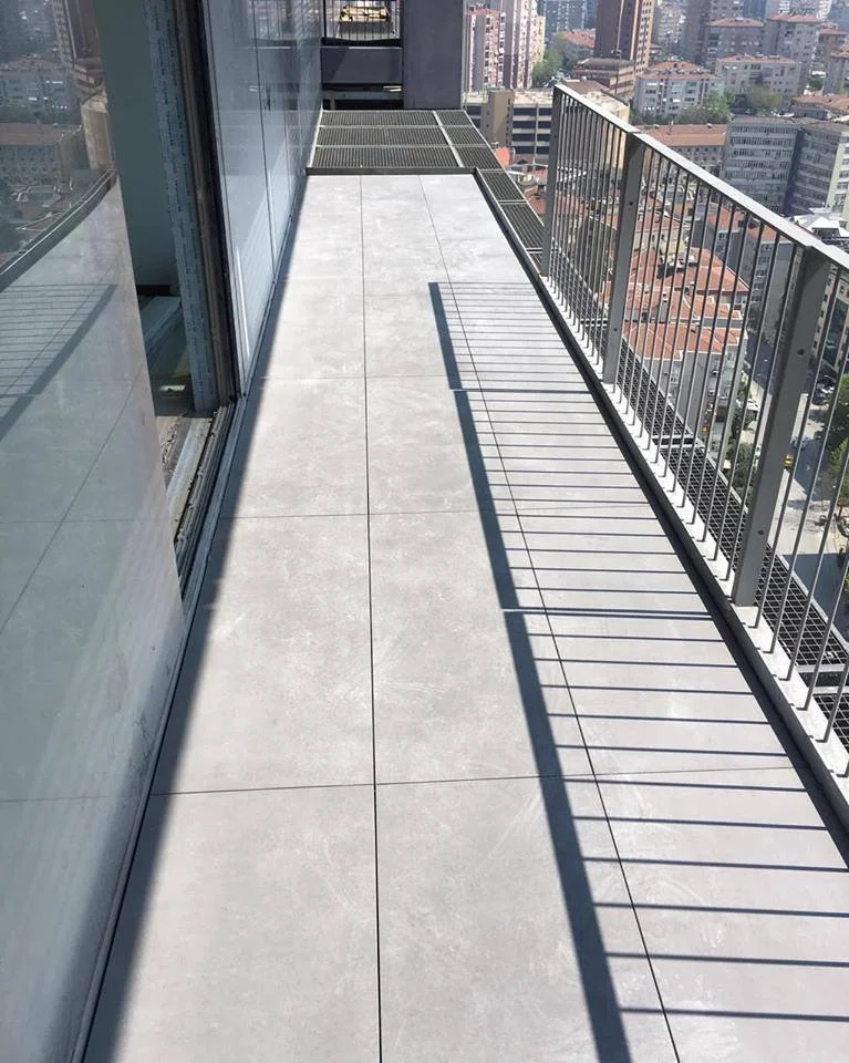 Torun Center — Tokoz pedestal installation