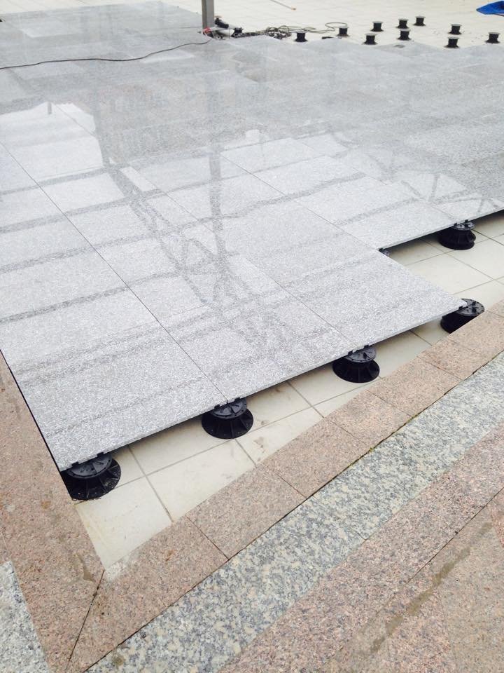 Üner Plaza — Tokoz pedestal installation