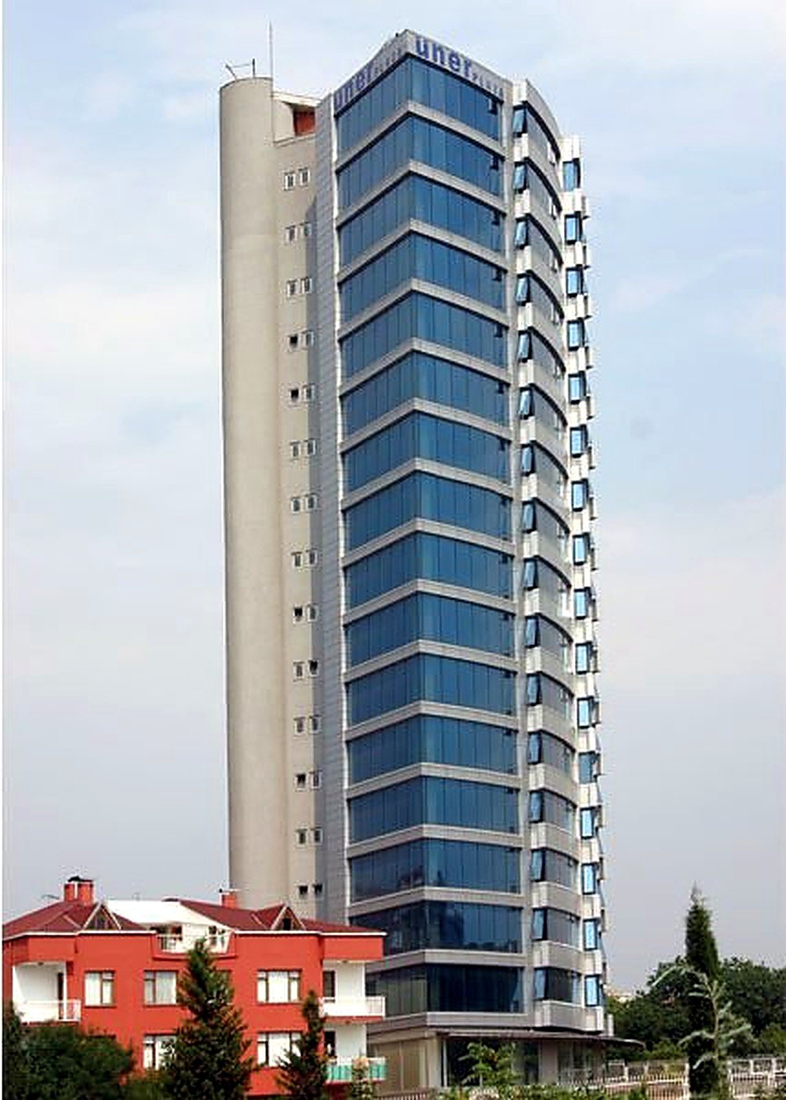 Üner Plaza — Tokoz pedestal installation